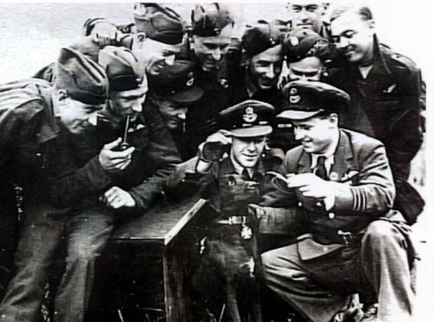 Guy Gibson sa svojim labradorom i članovima vojne jedinice Dambusters.