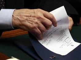 Šta je Berlusconi napisao na papiriću ispred sebe?