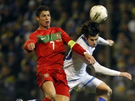 Ronaldo u duelu s našim Adnanom Zahirovićem (Foto: AP)