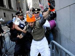 New York: Iz parka izbacuju demonstrante protiv Wall Streeta