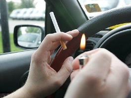 Potpuno zabraniti pušenje u automobilima