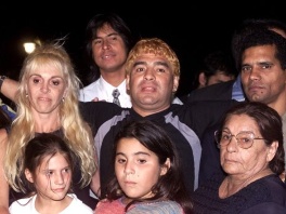 Dalma Salvadora Franco (dolje desno) s Maradoninom porodicom (Foto: Reuters)
