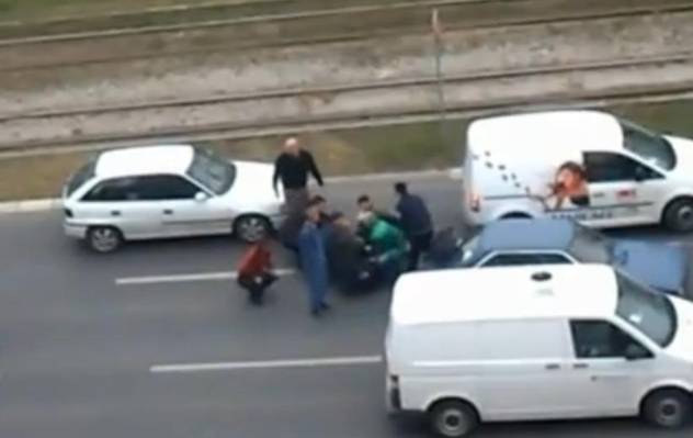 Cem Varan u zelenoj jakni pomaže policajcu (Foto: Youtube/printscreen)