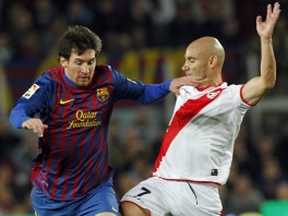 Lionel Messi u duelu sa Movillom (Foto: Reuters)