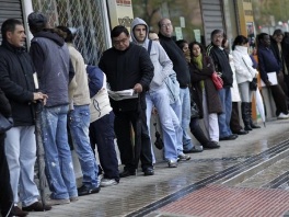 Nezaopsleni u Madridu čekaju u redu (Foto: AP)