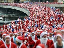 7.000 Djeda Mrazeva u Liverpoolu (Foto: AFP)
