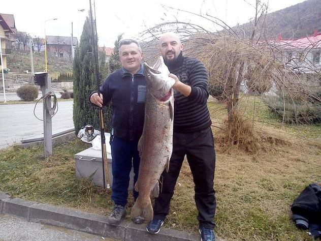 I Ljubin brat Čedomir iskoristio je priliku da se uslika sa mladicom teškom 20 kilograma