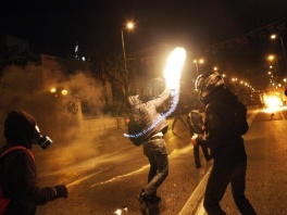 Demonstrant baca molotovljev koktel na policiju (Foto: AFP)