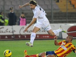 Igrač Lazija Lorik Cana postiže pogodak (Foto: AFP)