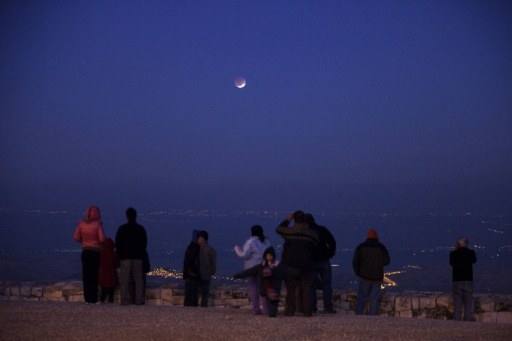 Izraelci gledaju spektakularni prizor (Foto: (AFP))