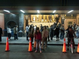 Meksiko City, ljudi stoje na ulici nakon zemljotresa (Foto: AFP)