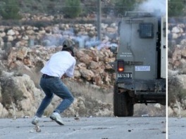 Mustafa Tamimi u momentu kada je pogođen (Foto: AFP)