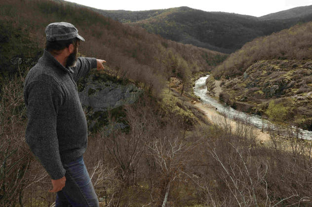 Borislav Janković, član ekološkog pokreta Zelenkovac, pokazuje izvor rijeke Sane, mjesto na kojem bi se trebala graditi hidroelektrana Medna.