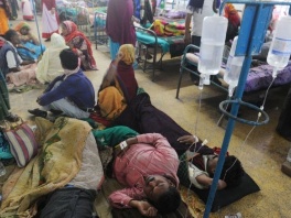 Oboljeli primaju infuziju u bolnici (Foto: AFP)