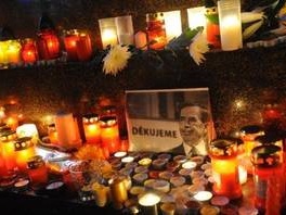 Svijeće u Havelovu čast (Foto: AFP)
