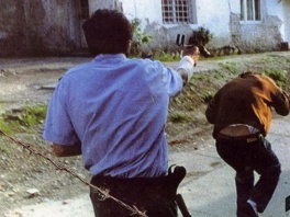 Maltretiranje zarobljenika (Foto: Arhiv Udruženja logoraša Brčko)
