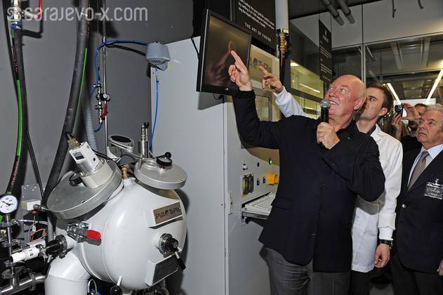 Jean-Claude Biver i Senad Hasanović pokazuju novinarima Magično zlato
