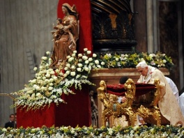 Papa Benedict XVI u bazilici Svetog Petra u Rimu (Foto: AFP)