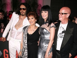 Russell i Katy s njenim roditeljima