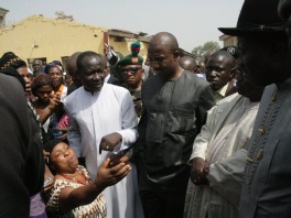 Goodluck Jonathan s porodicama žrtava nasilja (Foto: AFP)