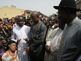 Predsjednik Nigerije Goodluck Jonathan (desno) s porodicama žrtava (Foto: AFP)