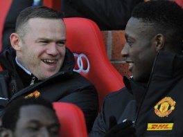 Rooney u razgovoru s Dannyjem Welbeckom (Foto: AFP)