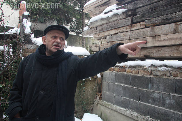 Savo Budimir pokazuje potporni zid u bašti (Foto: Edin Puzić/Sarajevo-x.com)