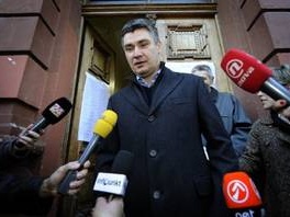 Predsjednik SDP-a Zoran Milanović odgovara na pitanja novinara nakon današnjeg glasanja (Foto: AFP)