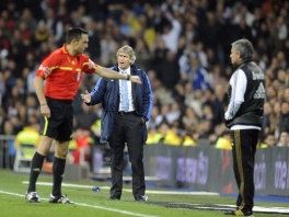 Sudija opominje Josea Mourinha (Foto: AFP)