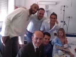 Emir Spahić sa saigračima i predsjednikom Seville u bolnici