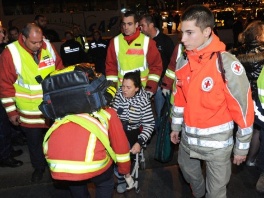 Spasioci izvode preživjele na sigurno (Foto: AFP)