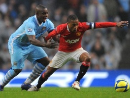 Patrice Evra u duelu s Micahom Richardsom iz Cityja (Foto: AFP)