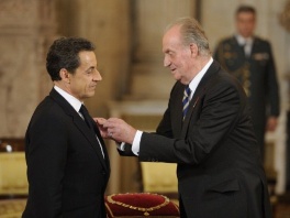 Španski kralj Juan Carlos odlikuje predsjednika Francuske Nicolasa Sarkozyja (Foto: AFP)