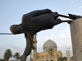 Trenutak rušenja Saddamove statue