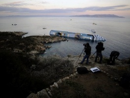 Spasioci se nadaju da će pronaći još preživjelih na nasukanom kruzeru (Foto: AFP)