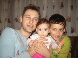 Samir Okić s djecom