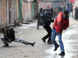 Pobunjenici bacaju kamenje na policiju (Foto: AFP)