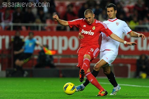 Emir Spahić u duelu sa Karimom Benzemom (Foto: AFP)