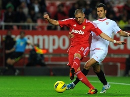 Ermi Spahić u duelu sa Karimom Benzemom (Foto: AFP)
