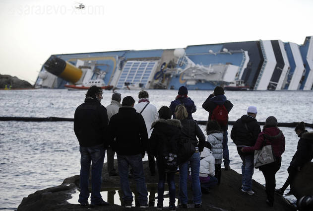 Turisti fotografišu nasukani brod (Foto: AFP)