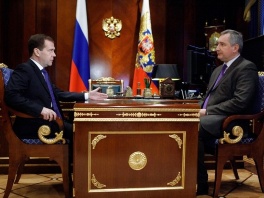 Dmitrij Rogozin i Dmitrij Medvedev (Foto: AFP)