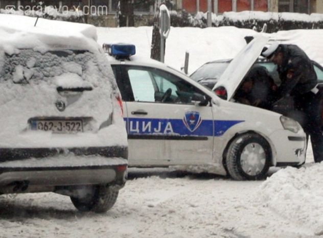 Policajci u ulozi automehaničara (Foto: G. Kec/Sarajevo-x.com)