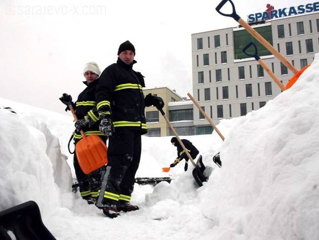 Vatrogasci čiste snijeg sa Historijskog muzeja (Foto: Feđa Krvavac/Sarajevo-x.com)