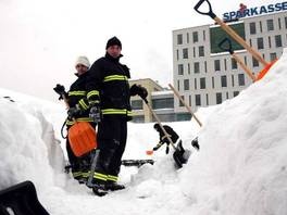 Vatrogasci čiste snijeg sa Historijskog muzeja
