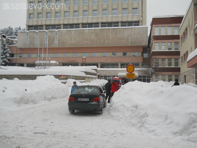 Krug bolnice čisti privatna firma (Foto: Sarajevo-x.com)