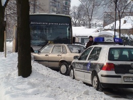 Vozač taksija teško povrijeđen u sudaru sa autobusom