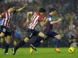Leo Messi u duelu sa igračima Athletica (Foto: AFP)