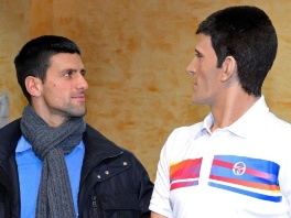 Novak Đoković pored svoje voštane figure (Foto: AFP)