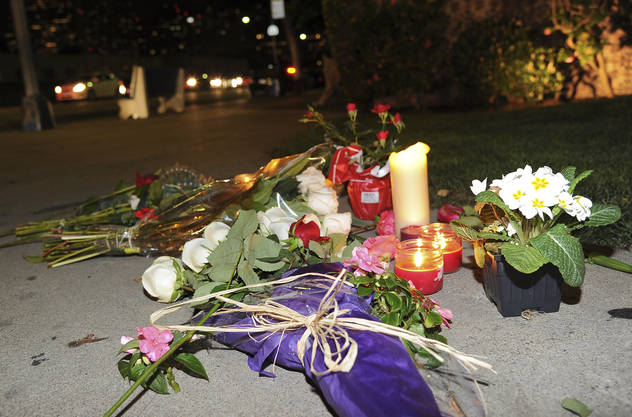 Cvijeće i svijeće ispred hotela Beverly Hilton na Beverly Hillsu (Foto: AFP)