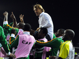 Herve Renard na rukama igrača Zambije (Foto: AFP)